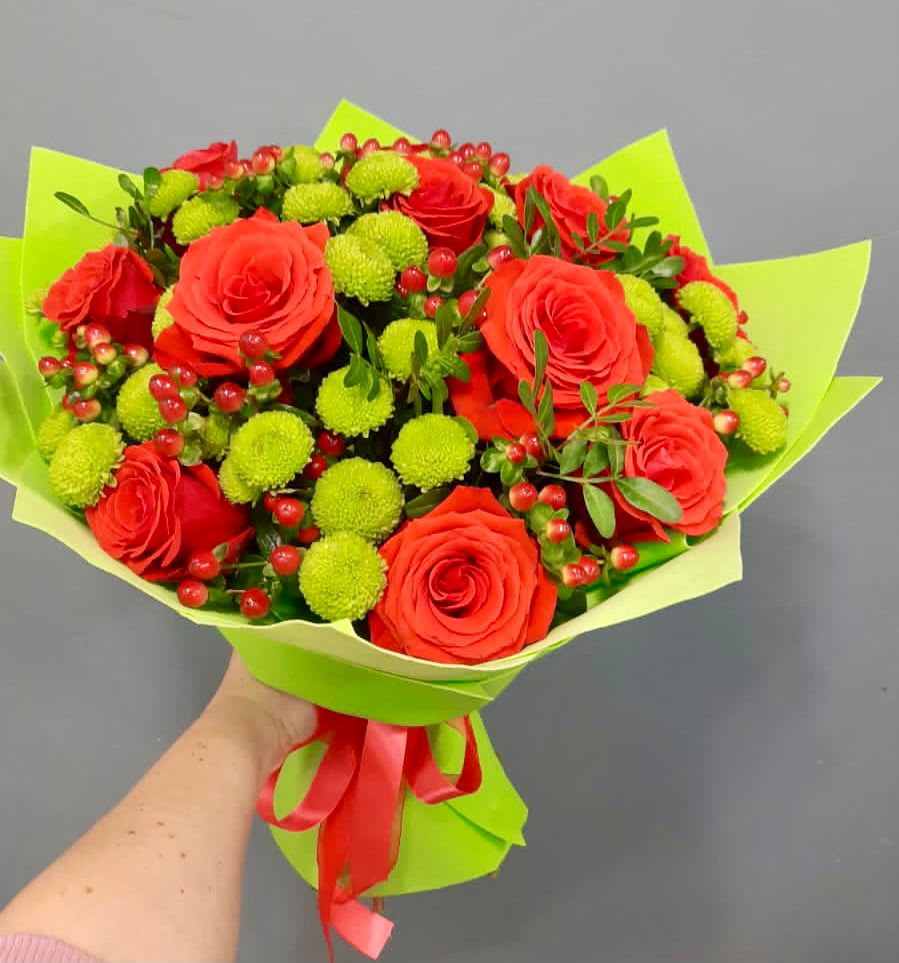 Букет цветов из: Хризантемы и Розы в Ягодное