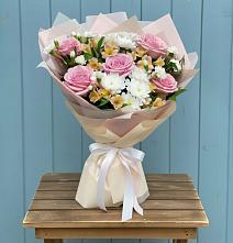 Букет цветов из:  Гвоздики, Орхидеи и Розы в Ягодное