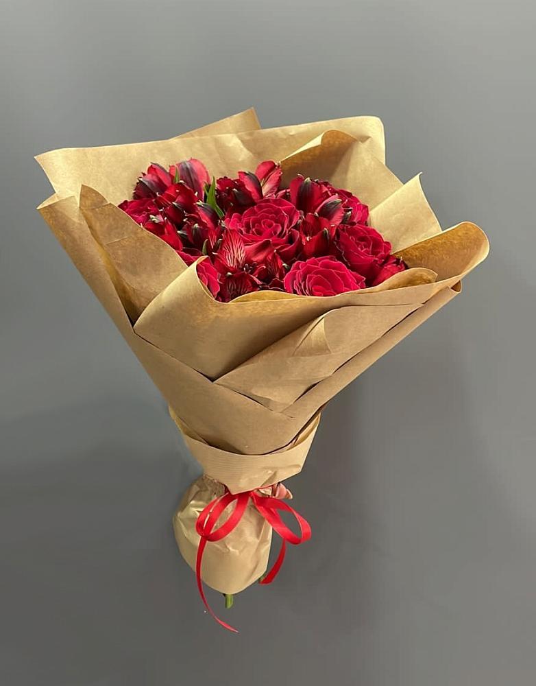 Букет цветов из: Альстромерии и Розы в Ягодное