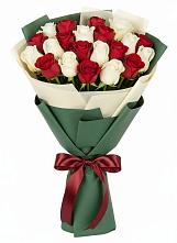 Букет Микс из красных и белых роз в Ягодное