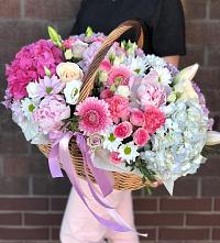 Композиция солнечный день в Ягодное Цветочная композиция из Розы, Хризантемы, Пионы и Лизиантусы в корзине в Ягодное