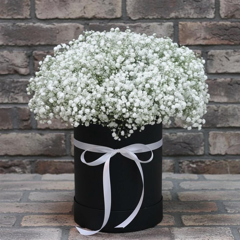 Цветочная композиция из Гипсофила в шляпной коробке в Ягодное