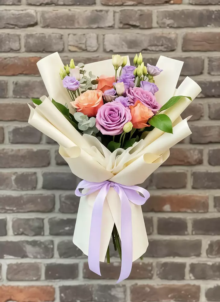 Букет цветов из: Лизиантусы и Розы в Ягодное