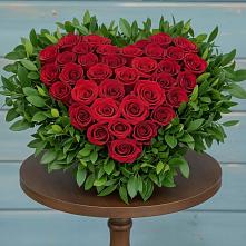 Цветочная композиция из Розы в виде сердца в Ягодное