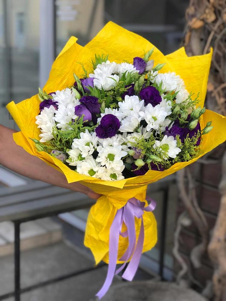 Букет цветов из: Ирисы, Хризантемы и Ромашки в Ягодное