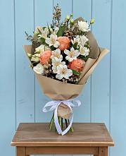 Букет цветов из:  Альстромерии, Лизиантусы, Розы и Хризантемы в Ягодное