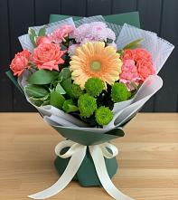 Букет цветов из:  Гвоздики, Розы, Герберы и Хризантемы #REPLACE_PRED# Ягодное