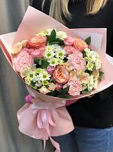 Букет нежные объятья в Ягодное Букет цветов из: Гвоздики, Розы и Хризантемы в Ягодное