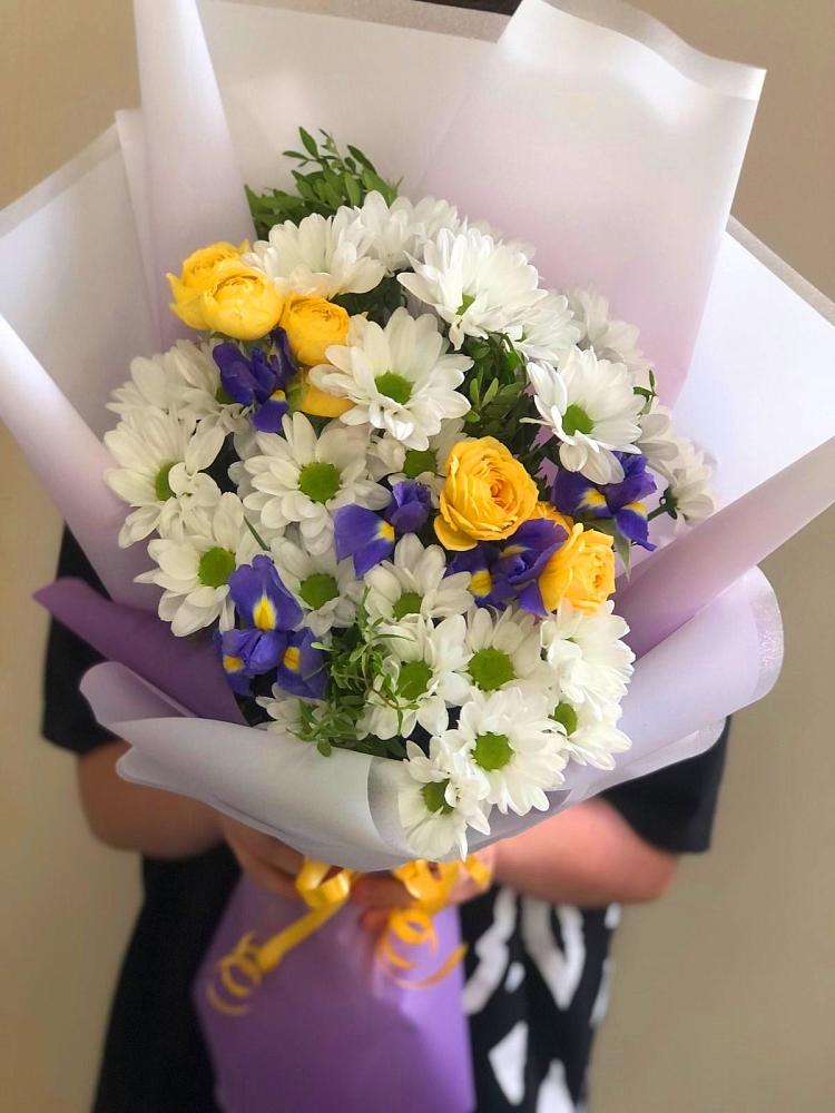 Букет цветов из: Ирисы, Хризантемы и Розы в Ягодное