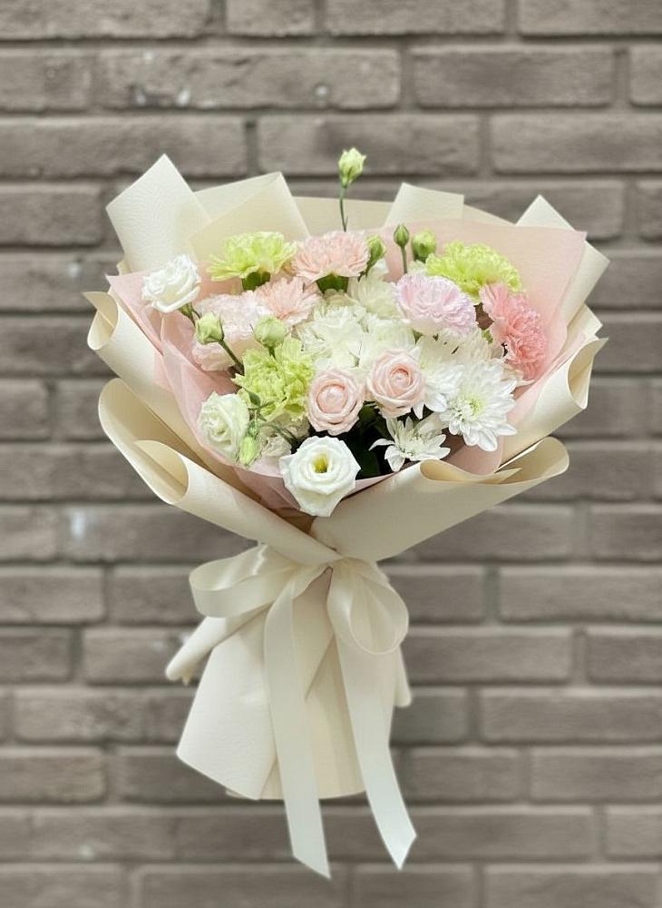 Букет цветов из: Гвоздики, Розы, Лизиантусы и Хризантемы в Ягодное