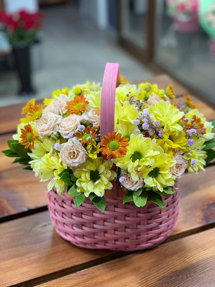 Цветочная композиция из Хризантемы и Розы в корзине в Ягодное
