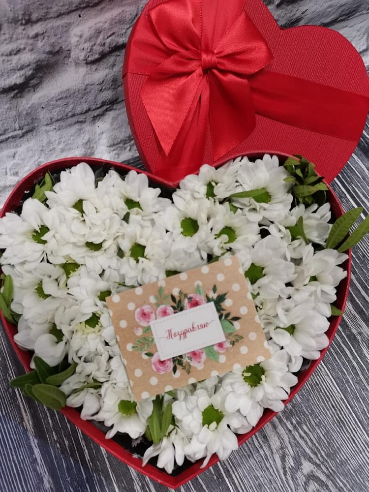 Цветочная композиция из Хризантемы в виде сердца в Ягодное