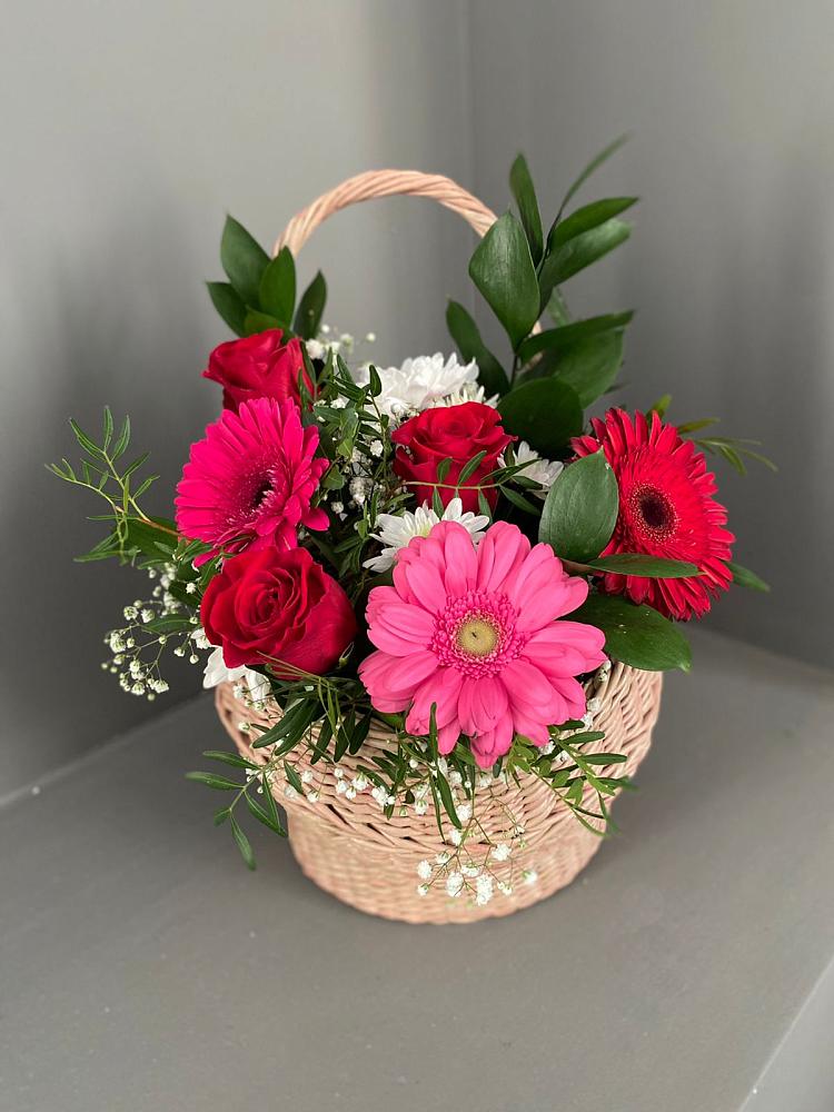Цветочная композиция из Розы, Хризантемы и Герберы в корзине в Ягодное