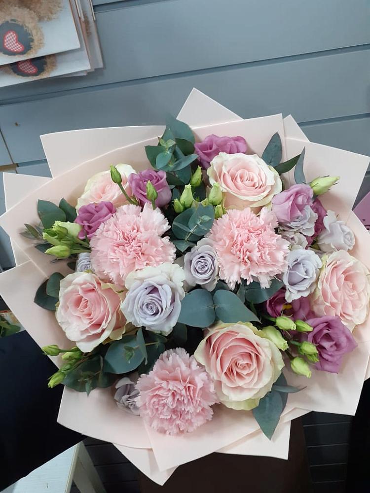 Букет цветов из: Розы, Гвоздики и Лизиантусы в Ягодное