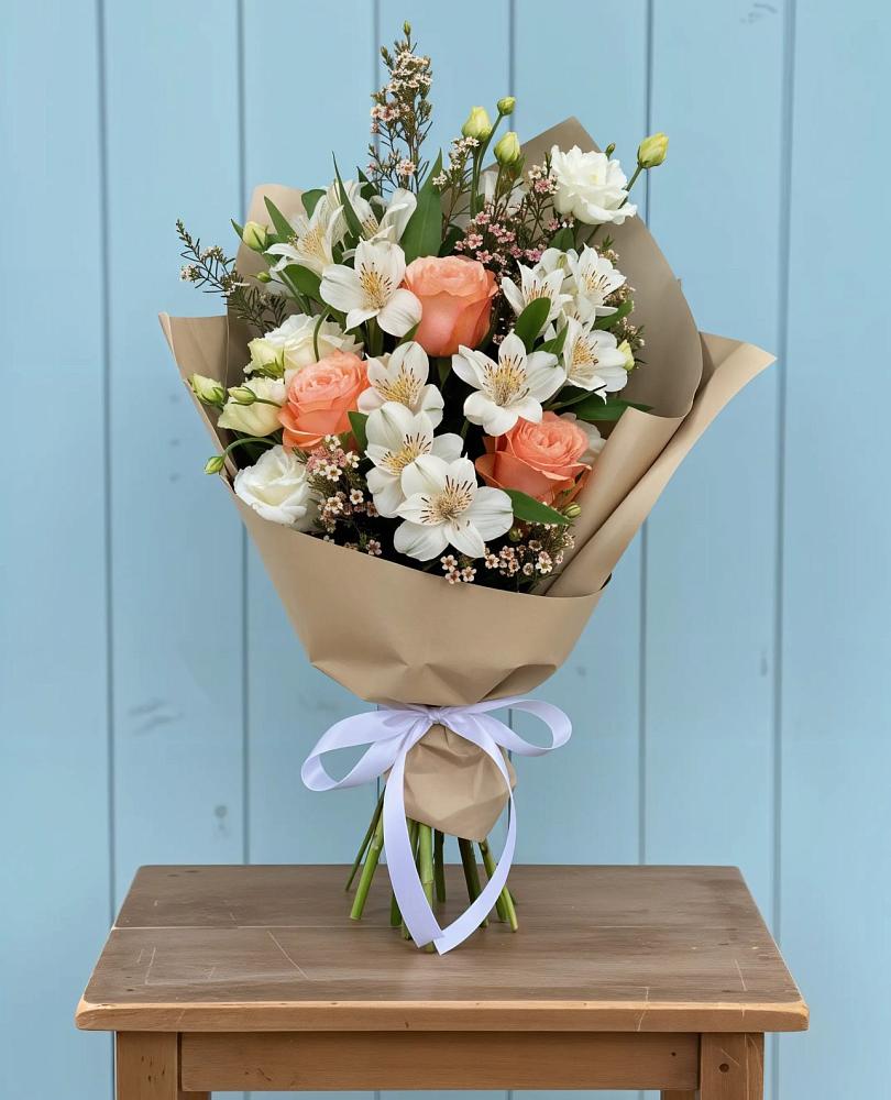 Букет цветов из: Альстромерии, Лизиантусы, Розы и Хризантемы в Ягодное