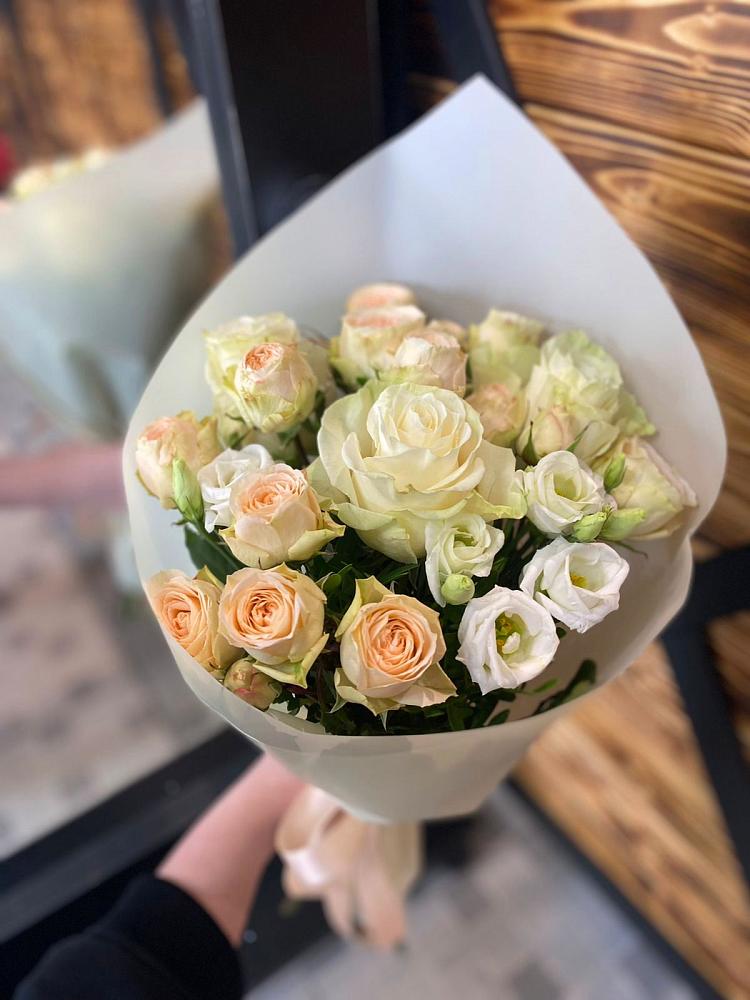 Букет цветов из: Розы и Лизиантусы в Ягодное